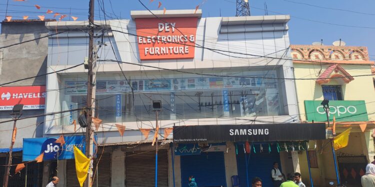 Saraikela theft : सरायकेला थाना से 200 मीटर की दूरी पर चोरो ने दिखाई दिलेरी, 50 लाख के मोबाइल चुराकर भागे Saraikela theft : सरायकेला थाना से 200 मीटर की दूरी पर चोरो ने दिखाई दिलेरी, 50 लाख के मोबाइल चुराकर भागे