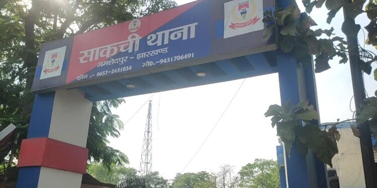 jamshedpur policemen attack youth : साकची में टाइगर मोबाइल जवान सलमान ने होली मना रहे युवक को पीटा, थाना पर हंगामा jamshedpur policemen attack youth : साकची में टाइगर मोबाइल जवान सलमान ने होली मना रहे युवक को पीटा, थाना पर हंगामा