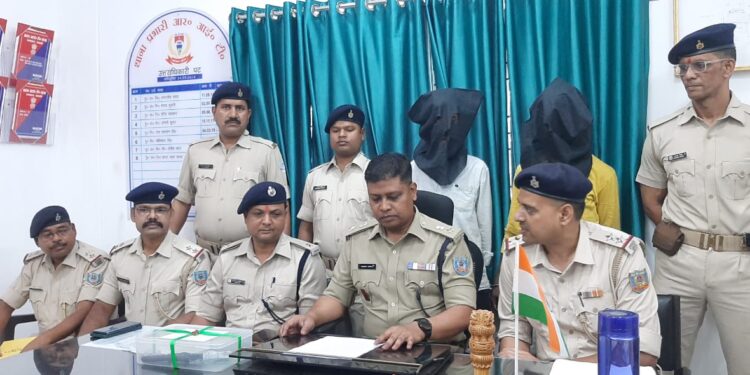adityapur police success : आदित्यपुर पुलिस को सफलता, चर्चित रवि शर्मा हत्याकांड का फरार दो अपराधी गिरफ्तार, पिस्तौल समेत अन्य हथियार जब्त adityapur police success : आदित्यपुर पुलिस को सफलता, चर्चित रवि शर्मा हत्याकांड का फरार दो अपराधी गिरफ्तार, पिस्तौल समेत अन्य हथियार जब्त