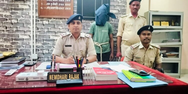 jamshedpur police arresting : बिरसानगर में एक स्कूल से चोरी गया सामान और इलेक्ट्रॉनिक्स सामान जब्त, एक गिरफ्तार jamshedpur police arresting : बिरसानगर में एक स्कूल से चोरी गया सामान और इलेक्ट्रॉनिक्स सामान जब्त, एक गिरफ्तार