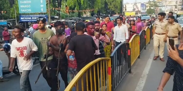 jamshedpur road rage : साकची गोलचक्कर में बाइक सवार युवकों के बीच जमकर हंगामा, तोड़फोड़, पथराव, देखिये – video