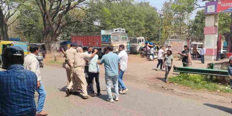 jamshedpur political fight : परसुडीह थाना के सामने भिड़े भाजपाई और कांग्रेसी, दोनों पक्ष थाना में जुटे