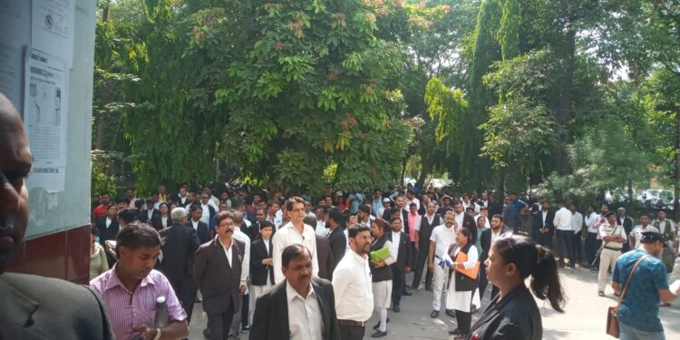Jamshedpur court strike : जमशेदपुर कोर्ट परिसर में वकीलों का हंगामा, प्रदर्शन, न्यायिक कार्य बाधित Jamshedpur court strike : जमशेदपुर कोर्ट परिसर में वकीलों का हंगामा, प्रदर्शन, न्यायिक कार्य बाधित