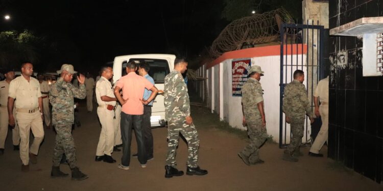 jamshedpur central jail late night raid : घाघीडीह सेंट्रल जेल में देर रात छापा, एसडीओ और सिटी एसपी ने की छापामारी jamshedpur central jail late night raid : घाघीडीह सेंट्रल जेल में देर रात छापा, एसडीओ और सिटी एसपी ने की छापामारी