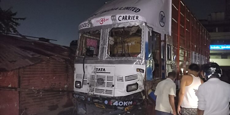 Jamshedpur big incident : भुइयाडीह में अनियंत्रित ट्रक दुकान में घुसी, एक की मौत, दो गंभीर, पुलिस पर भीड़ का हमला
