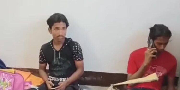 Dhanbad police raid in Jamshedpur : जमशेदपुर के उलीडीह में धनबाद पुलिस का छापा, चोरी के सवा लाख और गहना जब्त Dhanbad police raid in Jamshedpur : जमशेदपुर के उलीडीह में धनबाद पुलिस का छापा, चोरी के सवा लाख और गहना जब्त