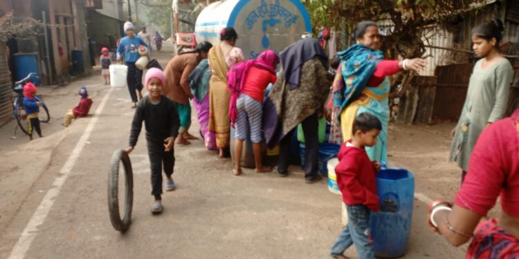 jamshedpur rural-चाकुलिया नपं के पंप घर 2 का मोटर खराब, नपं प्रशासन ने टैंकर से करायी पेयजल की आपूर्ति jamshedpur rural-चाकुलिया नपं के पंप घर 2 का मोटर खराब, नपं प्रशासन ने टैंकर से करायी पेयजल की आपूर्ति