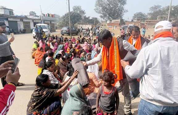 jamshedpur bjp helping hand : बिरसानगर में जरूरतमंदों के बीच भाजपा ने किया 375 कंबलों का वितरण, समाज के अंतिम व्यक्ति तक सेवा करने का संकल्प