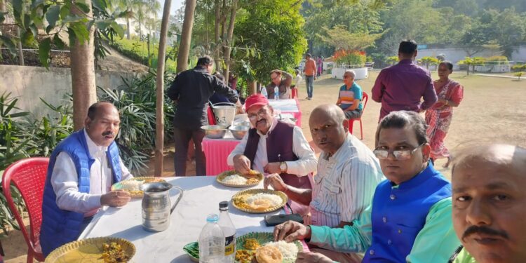 jamshedpur elders citizens : कदमा के वरिष्ठ नागरिकों की हुई पिकनिक, सभी ने किया शरीर को स्वस्थ्य को रखने पर दिया जोर, कहा -योग और योग साधना स्वस्थ शरीर के लिए आवश्यक