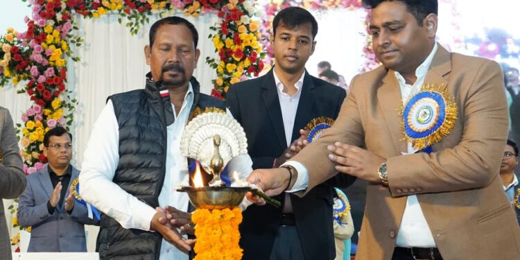 west singhbhum- बाल विवाह मुक्त झारखंड की दिशा में बड़ा कदम, चाईबासा में अनुमंडल स्तरीय कार्यशाला आयोजित, मंत्री दीपक बिरुवा ने दिलाई सामाजिक कुरीतियों के खिलाफ शपथ, महिला सशक्तिकरण को लेकर सरकार की योजनाओं पर दिया जोर west singhbhum- बाल विवाह मुक्त झारखंड की दिशा में बड़ा कदम, चाईबासा में अनुमंडल स्तरीय कार्यशाला आयोजित, मंत्री दीपक बिरुवा ने दिलाई सामाजिक कुरीतियों के खिलाफ शपथ, महिला सशक्तिकरण को लेकर सरकार की योजनाओं पर दिया जोर