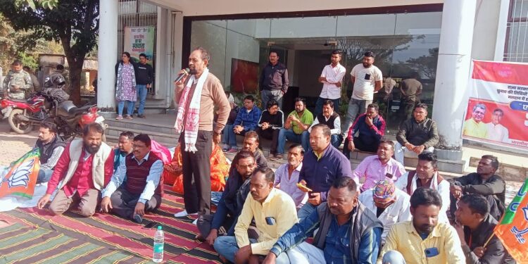 jamshedpur-rural- नगर निकाय चुनाव दलीय आधार पर कराने की मांग को लेकर भाजपा का नपं कार्यालय पर धरना, सरकार को सरकार की तरह करना चाहिए काम ना की चेहरा देखकर: सांसद विद्युत वरण महतो jamshedpur-rural- नगर निकाय चुनाव दलीय आधार पर कराने की मांग को लेकर भाजपा का नपं कार्यालय पर धरना, सरकार को सरकार की तरह करना चाहिए काम ना की चेहरा देखकर: सांसद विद्युत वरण महतो
