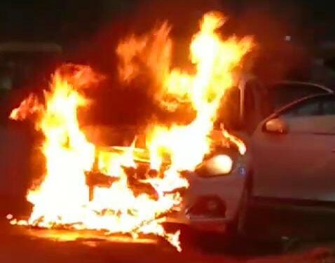 Jamshedpur fire – डिमना चौक पर चलती कार में लगी आग, धू-धूकर जल उठा कार, देखिए – video