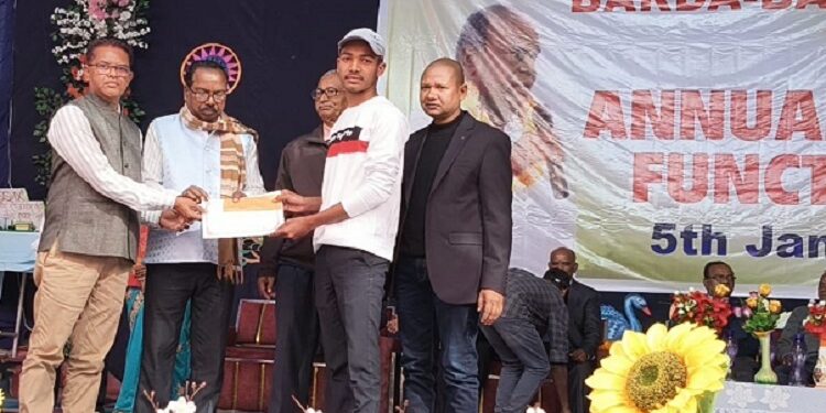 West singhbhum school annual function : चक्रधरपुर के शारदा हाई स्कूल में समारोह पूर्वक मनाया गया वार्षिकोत्सव, सांस्कृतिक कार्यक्रमों के साथ विशिष्ट विद्यार्थियों को किया गया सम्मानित
