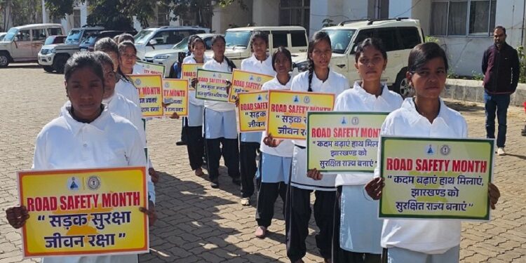 West singhbhum suraksha doot : प सिंहभूम में दुर्घटना संभावित क्षेत्रों के लिए रवाना किये गए सुरक्षा दूत, डीटीओ के अनुसार लोगों को सड़क सुरक्षा के प्रति करेंगे जागरूक, सड़क दुर्घटनाओं में जख्मी लोगों की मदद भी करेंगे ये सुरक्षा दूत  