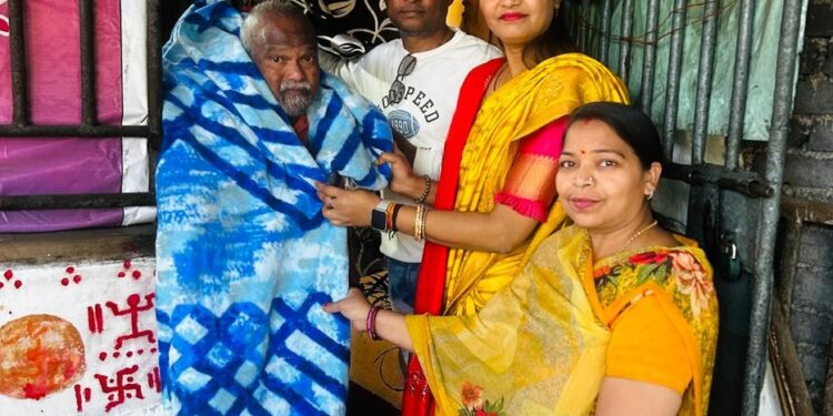 Jamshedpur blanket distribution – बारीडीह में समाजसेवी ने किया कंबल वितरण, जरूरतमंदों को मिली राहत