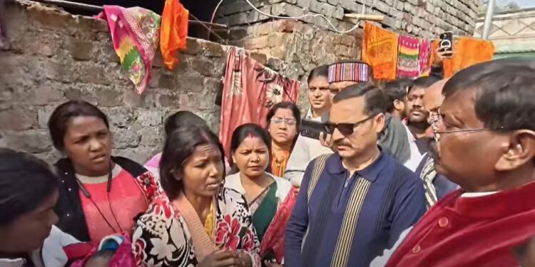 Jamshedpur police custodial death : एमजीएम थाना क्षेत्र में पुलिस हिरासत में मारे गये युवक के परिजनों से मिलने पहुंचे पूर्व मुख्यमंत्री अर्जुन मुंडा, दिलायेंगे पीड़ित परिवार को न्याय Jamshedpur police custodial death : एमजीएम थाना क्षेत्र में पुलिस हिरासत में मारे गये युवक के परिजनों से मिलने पहुंचे पूर्व मुख्यमंत्री अर्जुन मुंडा, दिलायेंगे पीड़ित परिवार को न्याय