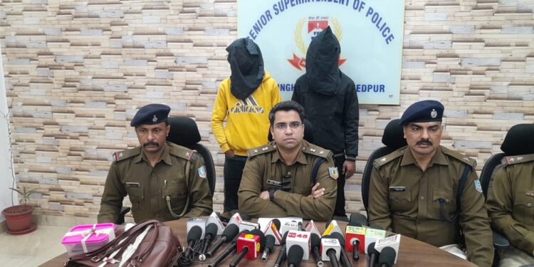 Jamshedpur snatching case disclosed : आजादनगर में पर्स छिनतई मामले में नाबालिग सहित तीन गिरफ्तार, पर्स व मोबाइल बरामद, देखिए – video