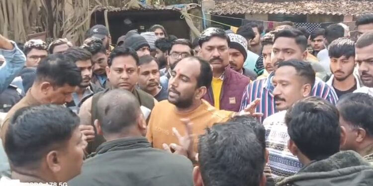 Tata motors union controversy : टाटा मोटर्स वर्कर्स यूनियन के महामंत्री आरके सिंह के खिलाफ मोर्चा खोलने वाले बंटी सिंह ने दल बल के साथ लगायी टेल्को थाना में हाजिरी, फिर से दोहरायी अपनी चेतावनी, पुलिस से बकझक, देखिये – video