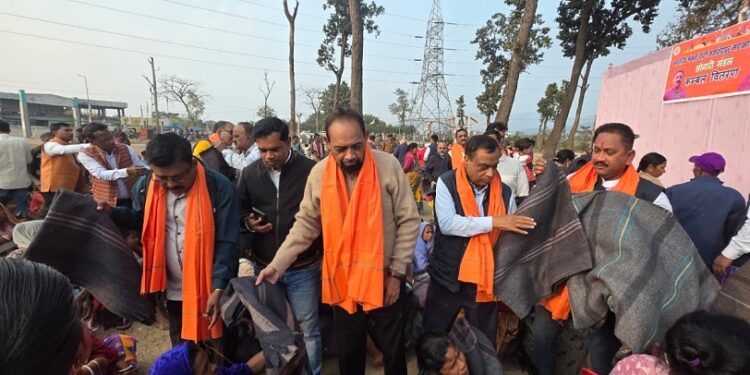 Jamshedpur bjp sonari : जमशेदपुर के सांसद विद्युत वरण महतो ने सोनारी में बांटे कंबल, नर सेवा ही नारायण सेवा के मूलमंत्र को किया आत्मसात