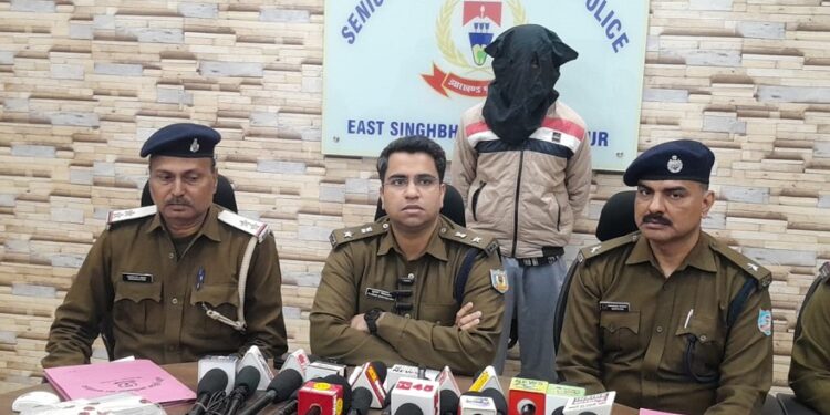 Jamshedpur police action – आजादनगर में वाहन चेकिंग अभियान के दौरान हिस्ट्रीशीटर गिरफ्तार, पिस्तौल व गोली बरामद, देखिए – video