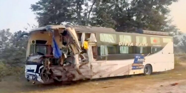 Saraikela chauka nh accident – चौका एनएच 33 पर पटना से टाटा आ रही यात्री बस ने ट्रक को मारी टक्कर, बाल-बाल बचे यात्री, चालक व खलासी फरार