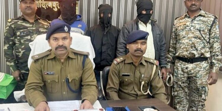 Adityapur police action – आदित्यपुर में सिक्योरिटी गार्ड हत्याकांड का पुलिस ने किया खुलासा, मुख्य आरोपी समेत तीन गिरफ्तार, यह था हत्या का कारण Adityapur police action – आदित्यपुर में सिक्योरिटी गार्ड हत्याकांड का पुलिस ने किया खुलासा, मुख्य आरोपी समेत तीन गिरफ्तार, यह था हत्या का कारण
