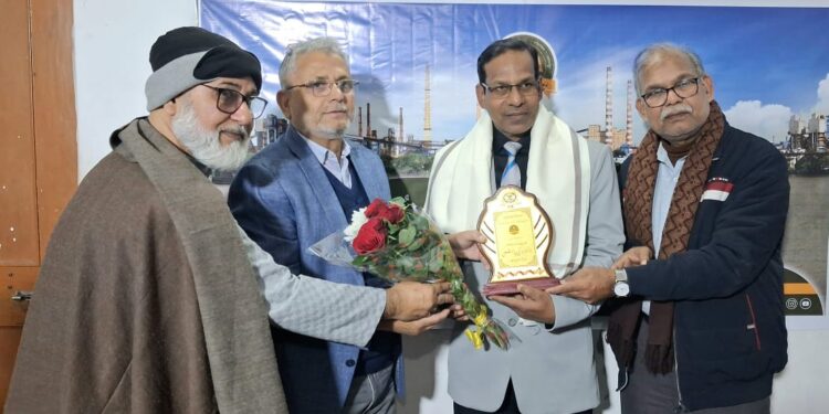 Dabistan-e-Jamshedpur : दबिस्तान-ए-जमशेदपुर ने गोपालगंज के शायर जकी हाशमी को किया सम्मानित, प्रो अहमद बद्र की अध्यक्षता में आयोजित शेरी निशस्त में हुआ सम्मान