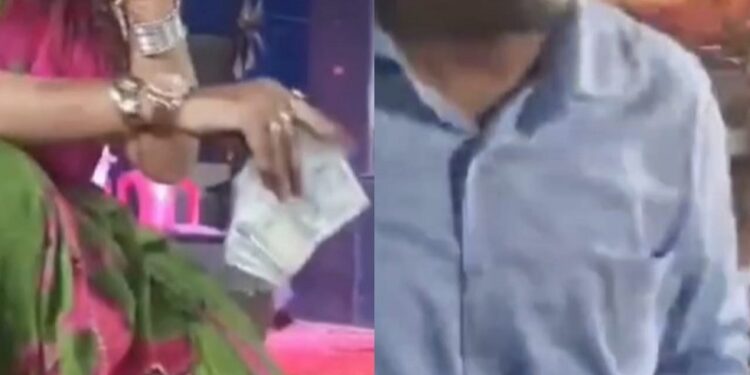 Jamshedpur police officer viral video : एमजीएम थाना प्रभारी सचिन दास का वायरल हुआ डांस पर पैसे देते वीडियो, पुलिस और सीएमओ से शिकायत, देखिये – video