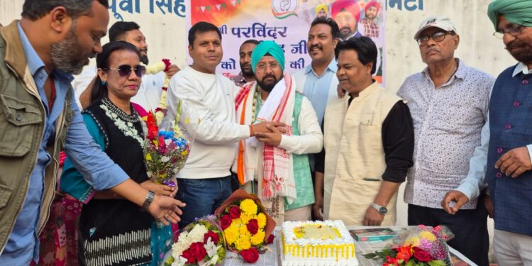 jamshedpur congress : जमशेदपुर कांग्रेस अध्यक्ष परविंदर सिंह का मना जन्मदिन, दी गयी शुभकामनाएं, हुआ सम्मान