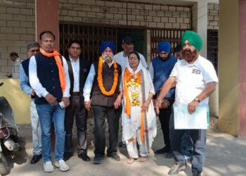 jugsalai nagar parishad election : जुगसलाई नगर परिषद चुनाव को लेकर अध्यक्ष पद के लिए सरदार शैलेंद्र सिंह की पत्नी बलबीर और मानिक मल्लिक की पत्नी डॉली ने किया अध्यक्ष पद के लिए नामांकन, रोचक हुआ मुकाबला
