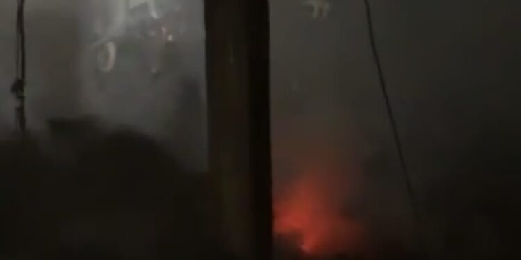 jamshedpur fire- सोनारी न्यू ग्वाला बस्ती में पुआल टाल में लगी आग, मची अफरा-तफरी, काफी मशक्कत के बाद दमकल ने आग पर पाया काबू