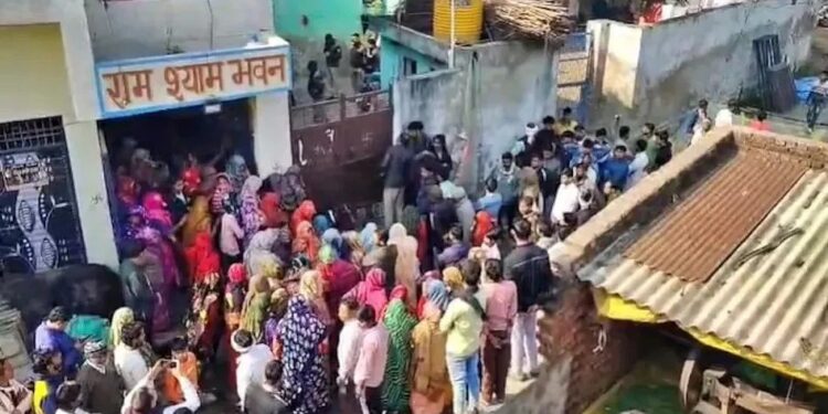 up big suicide – यूपी के मथुरा में दर्दनाक हादसा, एक ही परिवार के पांच लोगों ने जहर खाकर कर ली आत्महत्या up big suicide – यूपी के मथुरा में दर्दनाक हादसा, एक ही परिवार के पांच लोगों ने जहर खाकर कर ली आत्महत्या