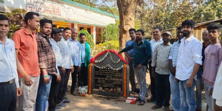 jamshedpur rural- चाकुलिया के कालापाथर उमवि में क्लास भवन निर्माण कार्य का विधायक ने किया शिलान्यास
