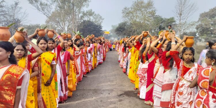 jamshedpur rural kalash yatra- भव्य शोभा कलश यात्रा के साथ रामगढ़ आश्रम हाता में पांचदिवसिय महायज्ञानुष्ठान अखण्ड संकीर्तन एवं दशम विष्णु यज्ञ का शुभारंभ, 1001 कुआंरी कन्याओं ने गाजे बाजे के साथ जल लाकर मंदिर में किया स्थापित, देखिए video jamshedpur rural kalash yatra- भव्य शोभा कलश यात्रा के साथ रामगढ़ आश्रम हाता में पांचदिवसिय महायज्ञानुष्ठान अखण्ड संकीर्तन एवं दशम विष्णु यज्ञ का शुभारंभ, 1001 कुआंरी कन्याओं ने गाजे बाजे के साथ जल लाकर मंदिर में किया स्थापित, देखिए video