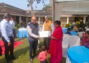 jamshedpur tata steel district administration initiative : जमशेदपुर में क्लब फुट से ग्रसित बच्चों के लिए विशेष स्वास्थ्य शिविर आयोजित कर बच्चों को विशेष प्रकार के जूते एवं किट किया गया प्रदान, जन्मजात टेढ़े पैर को ठीक करने की कोशिश jamshedpur tata steel district administration initiative : जमशेदपुर में क्लब फुट से ग्रसित बच्चों के लिए विशेष स्वास्थ्य शिविर आयोजित कर बच्चों को विशेष प्रकार के जूते एवं किट किया गया प्रदान, जन्मजात टेढ़े पैर को ठीक करने की कोशिश
