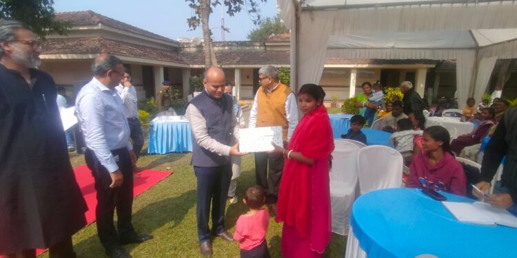 jamshedpur tata steel district administration initiative : जमशेदपुर में क्लब फुट से ग्रसित बच्चों के लिए विशेष स्वास्थ्य शिविर आयोजित कर बच्चों को विशेष प्रकार के जूते एवं किट किया गया प्रदान, जन्मजात टेढ़े पैर को ठीक करने की कोशिश jamshedpur tata steel district administration initiative : जमशेदपुर में क्लब फुट से ग्रसित बच्चों के लिए विशेष स्वास्थ्य शिविर आयोजित कर बच्चों को विशेष प्रकार के जूते एवं किट किया गया प्रदान, जन्मजात टेढ़े पैर को ठीक करने की कोशिश