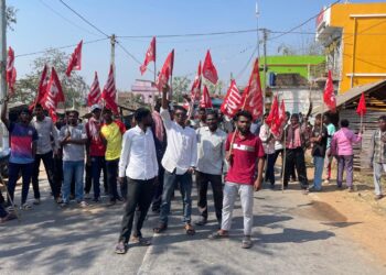 jamshedpur rural protest – चाकुलिया के मुटुरखाम में लेबर कोड के खिलाफ मजदूरों का विरोध प्रदर्शन, चाकुलिया-धालभूमगढ़ सड़क तीन घंटे तक रहा जाम