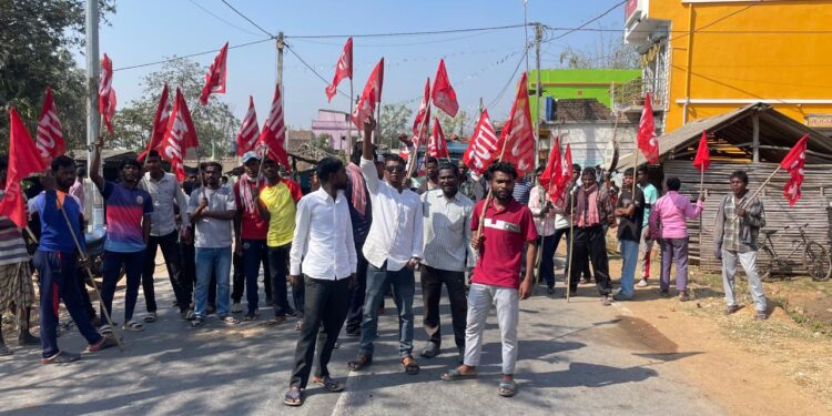 jamshedpur rural protest – चाकुलिया के मुटुरखाम में लेबर कोड के खिलाफ मजदूरों का विरोध प्रदर्शन, चाकुलिया-धालभूमगढ़ सड़क तीन घंटे तक रहा जाम