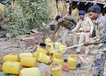 jamshedpur rural- निकाय चुनाव को लेकर चाकुलिया पुलिस ने दो देसी शराब भट्टी को किया ध्वस्त