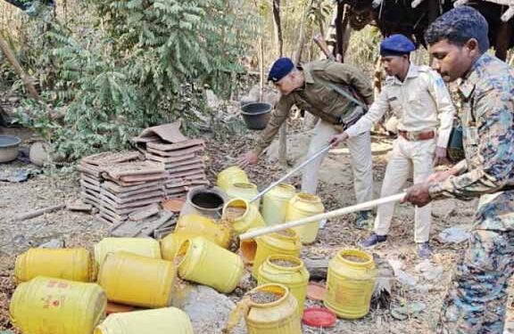 jamshedpur rural- निकाय चुनाव को लेकर चाकुलिया पुलिस ने दो देसी शराब भट्टी को किया ध्वस्त jamshedpur rural- निकाय चुनाव को लेकर चाकुलिया पुलिस ने दो देसी शराब भट्टी को किया ध्वस्त