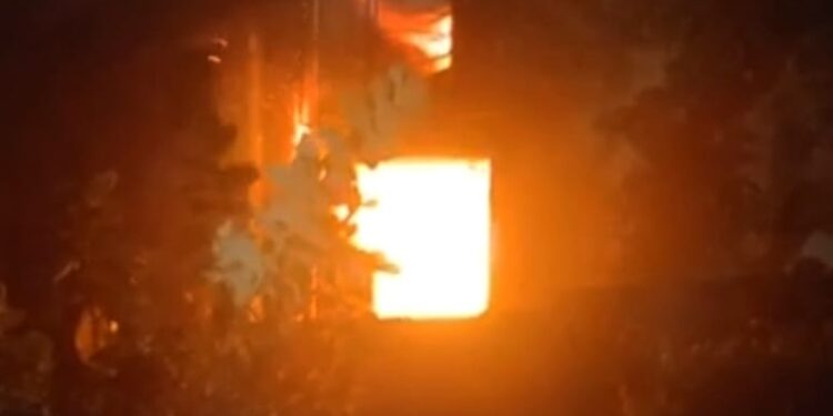 jamshedpur border area fire- कपाली में बंद मकान में लगी आग, फर्नीचर समेत घरेलु सामान जलकर खाक,काफी मशक्कत के बाद आग पर पाया गया काबू