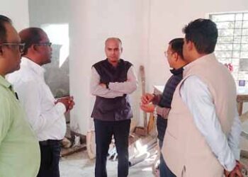 jamshedpur new palash market : साकची में बन रहे जमशेदपुर हाट पलाश मार्ट का निरीक्षण करने पहुंचे डीसी, 10 दिन में काम पूरा करने का आदेश