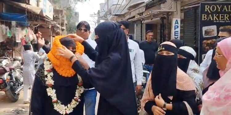 mango nagar nigam election : मानगो नगर निगम के वार्ड 19 से रानी परवीन ने किया नामांकन, जीत का दावा, देखिये – video mango nagar nigam election : मानगो नगर निगम के वार्ड 19 से रानी परवीन ने किया नामांकन, जीत का दावा, देखिये – video