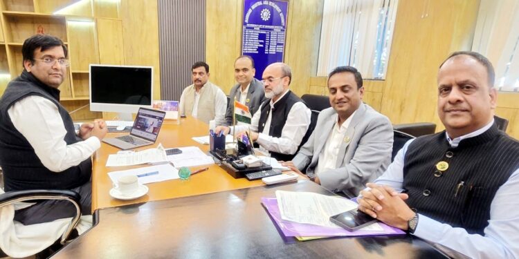 singhbhum chamber team meets jiada md : सिंहभूम चेंबर के प्रतिनिधिमंडल ने की जियाडा एमडी से मुलाकात, आदित्यपुर औद्योगिक क्षेत्र की समस्याओं पर विस्तृत चर्चा singhbhum chamber team meets jiada md : सिंहभूम चेंबर के प्रतिनिधिमंडल ने की जियाडा एमडी से मुलाकात, आदित्यपुर औद्योगिक क्षेत्र की समस्याओं पर विस्तृत चर्चा