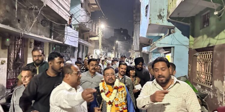 Jugsalai nagar parishad hidayat khan : जुगसलाई में हिदायतुल्ला खान ने चलाया जनसंपर्क अभियान, नौशीन खान को मिला बुजुर्गों का आशीर्वाद, युवाओं ने दिया साथ