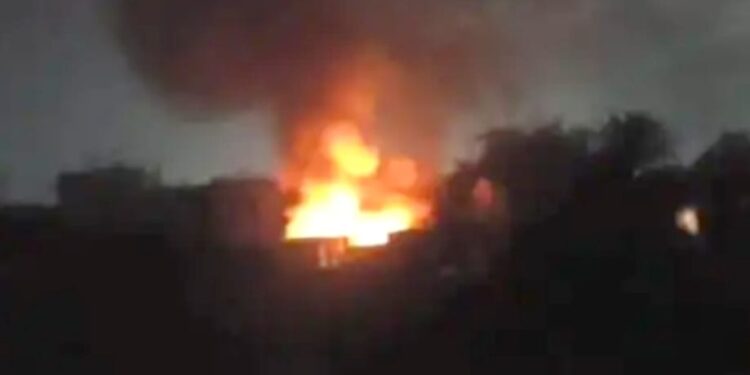 Jamshedpur border area fire – कपाली के स्क्रैप टाल में लगी आग, लाखों का नुकसान Jamshedpur border area fire – कपाली के स्क्रैप टाल में लगी आग, लाखों का नुकसान