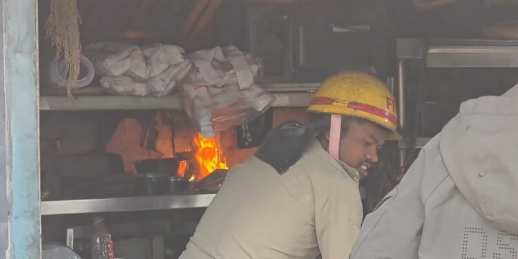 Jamshedpur fire – साकची के एक रेस्टोरेंट में आग लगने से मची अफरा-तफरी, फायर ब्रिगेड की तत्परता से बड़ा हादसा टला, देखिए – video