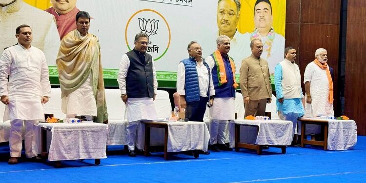 Bengol bjp crucial meeting : भाजपा नेता राम सिंह मुंडा बनाये गये बंगाल के पुरुलिया की काशीपुर विस क्षेत्र के प्रभारी, कोलकाता में हुई पार्टी की अहम बैठक में भ्रष्टाचार और अत्याचार के खिलाफ निर्णायक लड़ाई का लिया गया संकल्प