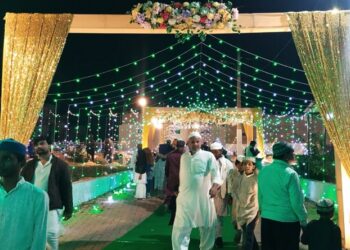 Jamshedpur shab e barat : शब ए बरात पर देर रात तक गुलजार रहे जमशेदपुर के कब्रिस्तान, मरहूम परिदनों की मगफिरत के लिए उनकी कब्रों पर की गई दुआ, अपने जाने-अनजाने में किये गुनाहों की माफी के लिए भी दुआ की Jamshedpur shab e barat : शब ए बरात पर देर रात तक गुलजार रहे जमशेदपुर के कब्रिस्तान, मरहूम परिदनों की मगफिरत के लिए उनकी कब्रों पर की गई दुआ, अपने जाने-अनजाने में किये गुनाहों की माफी के लिए भी दुआ की