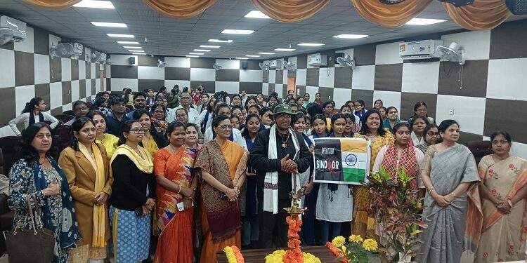 Jamshedpur womens university : जमशेदपुर वीमेन्स यूनिवर्सिटी में दीपक शर्मा का किया गया सम्मान, लोगों में देशभक्ति का भाव भरने को साइकिल से कर रहे देश भ्रमण